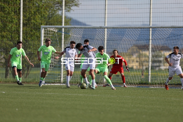 Intensiver Zweikampf vor dem Tor