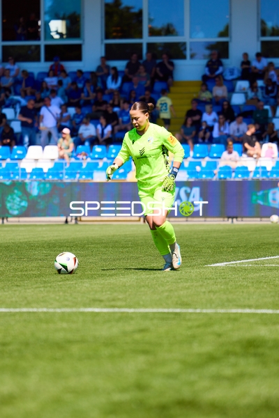 Torwart spielt Ball Mariella El Sherif (1;FC Carl Zeiss Jena Frauen)