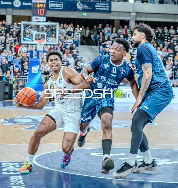 Spielaktion mit Grant Sherfield (25; Basketball Löwen Braunschweig)
