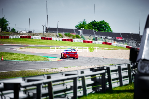 Rennfahrzeug auf der Rennstrecke