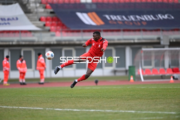 Schuss von Obed Chidindu Ugondu (13; FC Rot Weiß Erfurt)