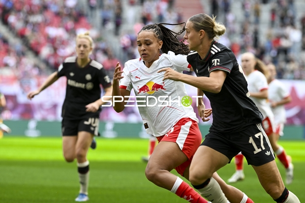 Zweikampf zwischen Lisa Baum (11; RB Leipzig Frauen) und Klara Bühl (17; FC Bayern Frauen 1)