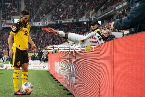 Spieler am Ball am Seitenrand