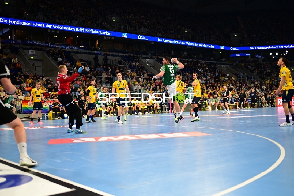 Mijajlo Marsenić (93; Füchse Berlin) im Zweikampf mit Robert Timmermeister (7; Rhein Neckar Löwen) und Steven Plucnar Jacobsen (9; Rhein Neckar Löwen)