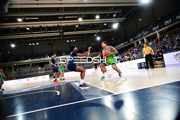 Marco Hollersbacher (9; Gladiators Trier) im Zweikampf mit Michael Weathers (20; MLP)