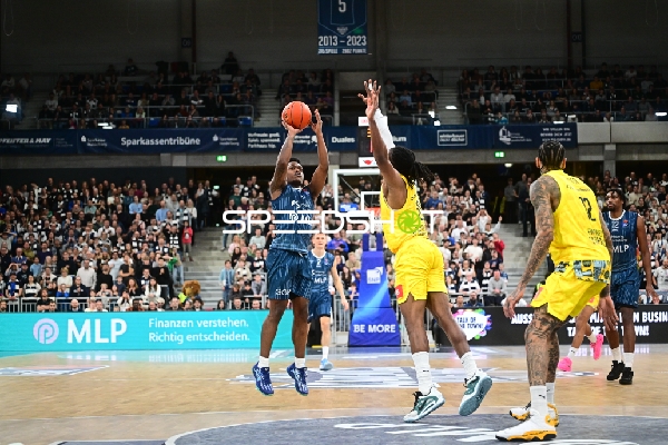 Spielaktion mit DJ Horne (0; MLP Academics Heidelberg)