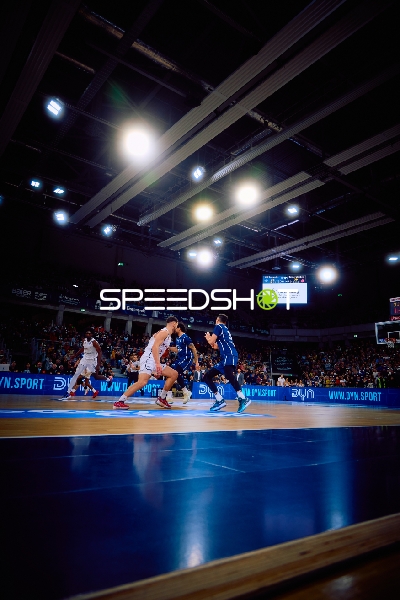 Zweikampf um den Basketball