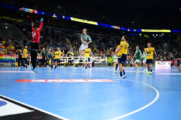 Manuel Štrlek (7; Füchse Berlin) mit Sprungwurf