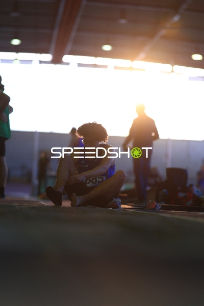 Athlet mit Startnummer C388 sitzt