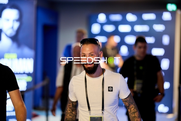 Ringside-Zone Face-Off