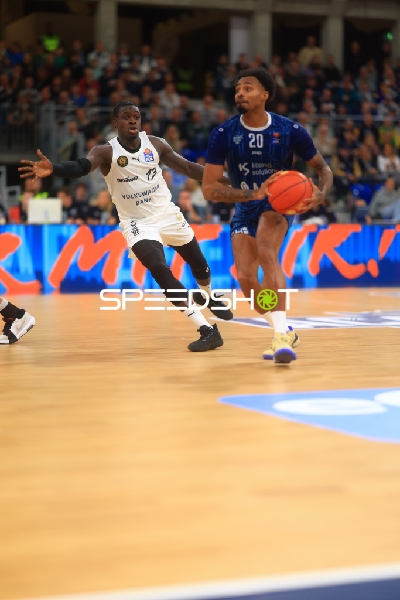 Barra Njie (13; Basketball Löwen Braunschweig) und Michael Weathers (20; MLP Academics Heidelberg) in Aktion