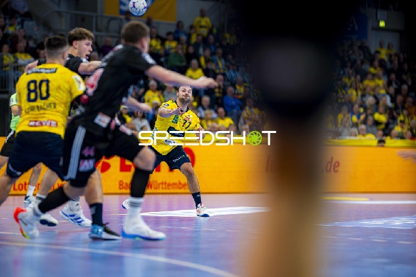 Dani Baijens (77; Rhein Neckar Löwen) und Florian Scheerer (10; HC Erlangen) in Aktion