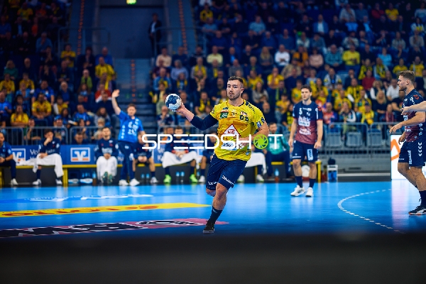 Ein Spieler der Rhein Neckar Löwen ist im Angriff und dribbelt den Ball.