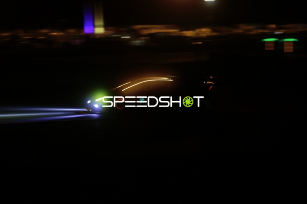 Rennfahrzeug bei Nacht am Nürburgring