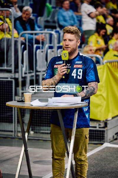 Moderator führt ein Interview durch