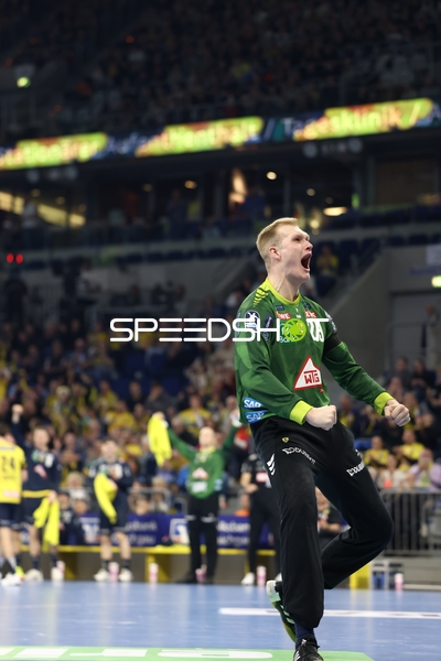 Ein Torhüter von Rhein Neckar Löwen jubelt.