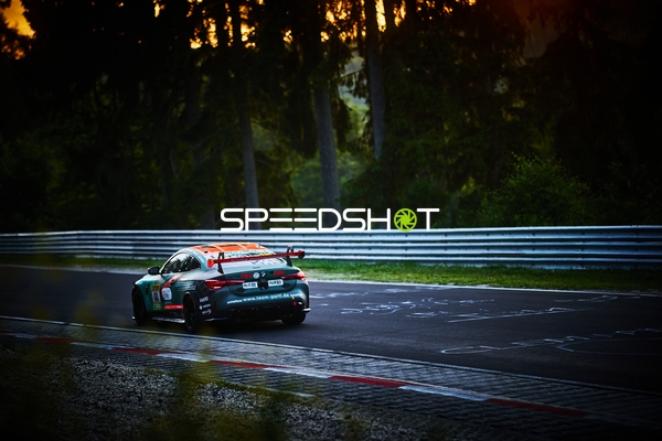 Rennfahrzeug auf der Strecke