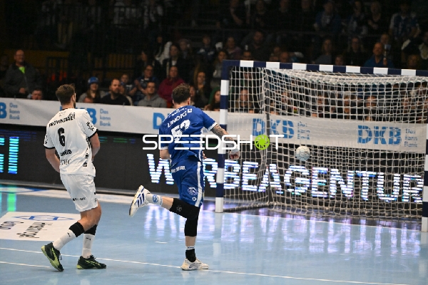 Justin Kurch (52; ThSV Eisenach) wirft aufs Tor