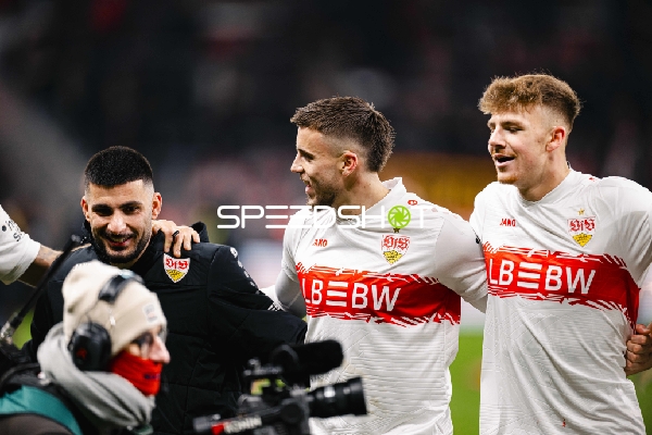 Spieler feiern gemeinsam