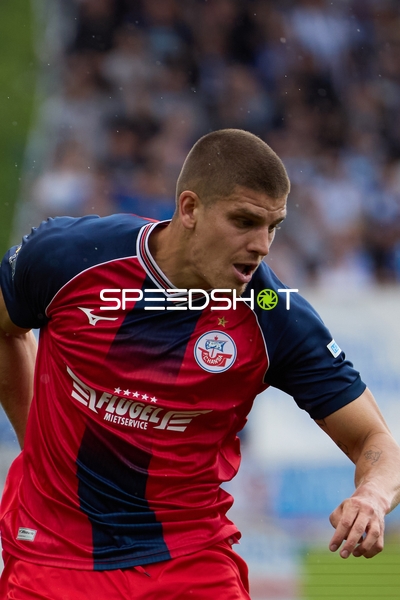 Dribbling Jan Mejdr (19;FC Hansa Rostock)
