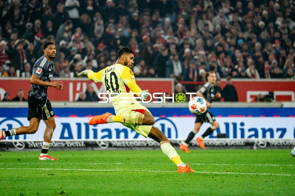 Torwart klärt vor Abwehrspieler