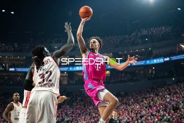Michael Kessens (6; Telekom Baskets Bonn) mit Wurf