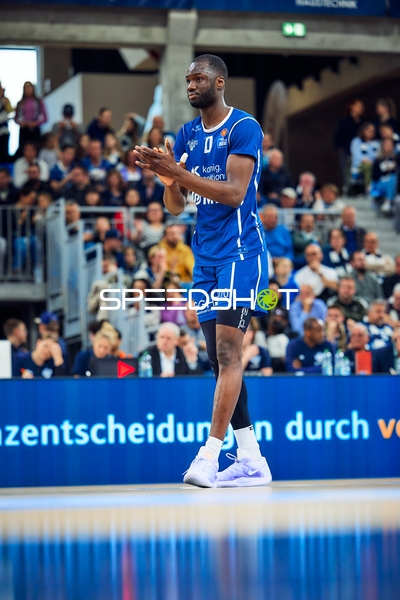 Spieler klatscht DJ Horne (0, MLP Academics Heidelberg)