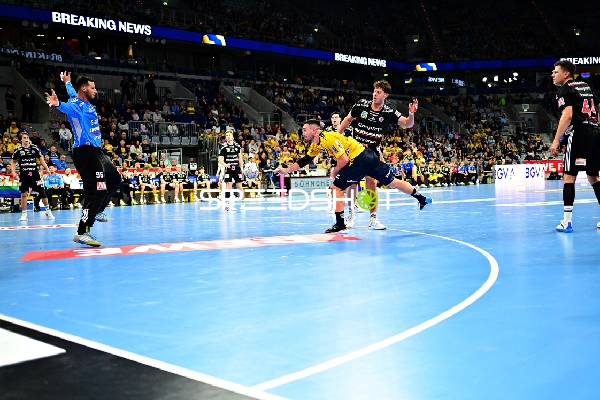 Christoph Steinert (44; HC Erlangen) und Khalifa Ghedbane (96; HC Erlangen) in Aktion