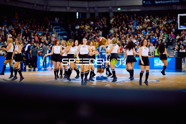 Cheerleader-Performance auf dem Spielfeld