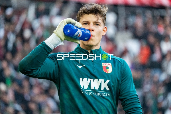 Torwart Finn Dahmen (1; FC Augsburg) trinkt Wasser