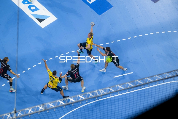 Szene mit Jannik Kohlbacher (80; Rhein Neckar Löwen) und Dani Baijens (77; Rhein Neckar Löwen)