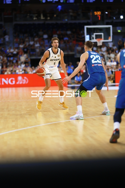 Franz Wagner (9; Deutschland) im Zweikampf mit Luka Ščuka (23; Slowenien)