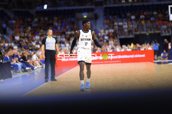 Dennis Schröder (17; Deutschland) auf dem Court