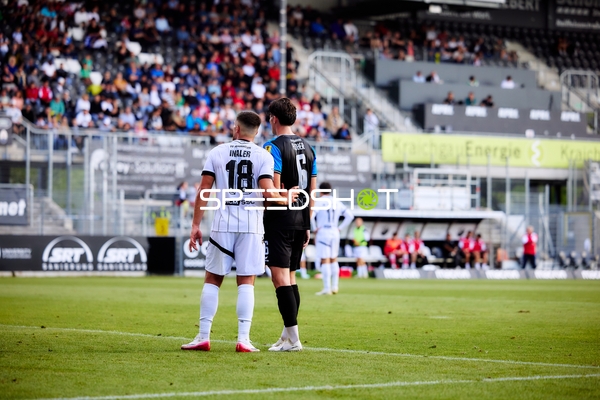 Duell zwischen Berk Inaler (18; SV Sandhausen) und 6; FSV Frankfurt