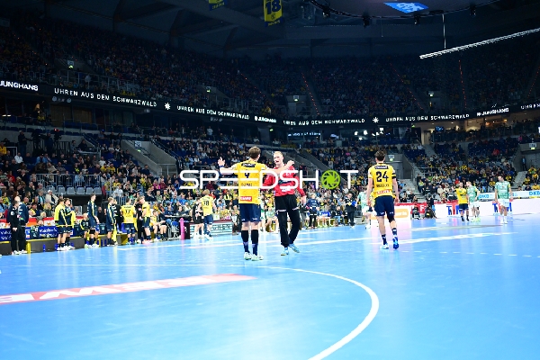 Steven Plucnar Jacobsen (9; Rhein Neckar Löwen) und David Späth (29; Rhein Neckar Löwen) im Gespräch