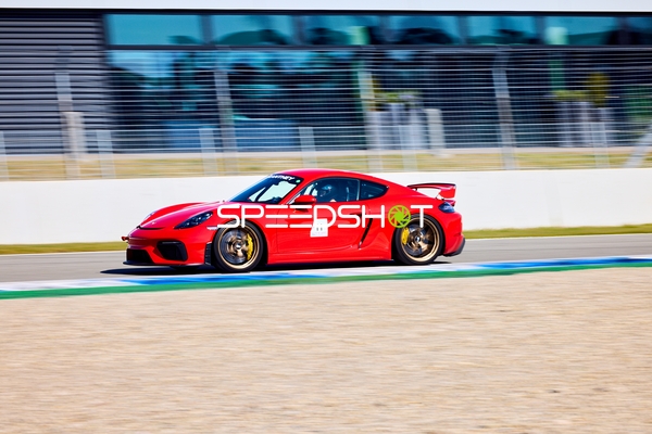 Rotes Sportauto während PCHC Rennen