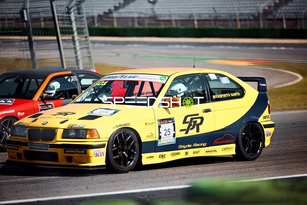BMW 318ti auf der Rennstrecke bei DMV Goodyear Racing Days