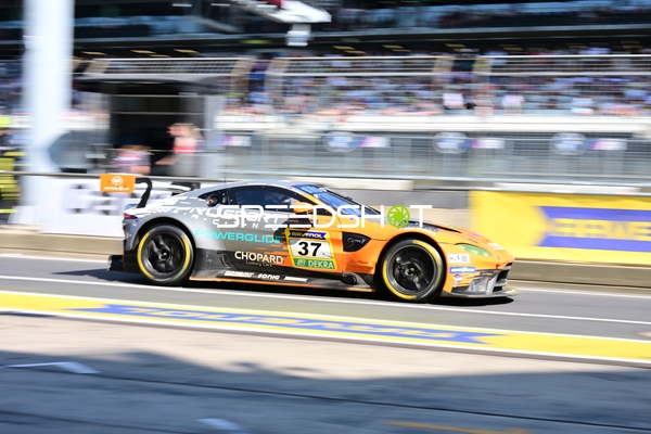 Rennfahrzeug in der Boxengasse