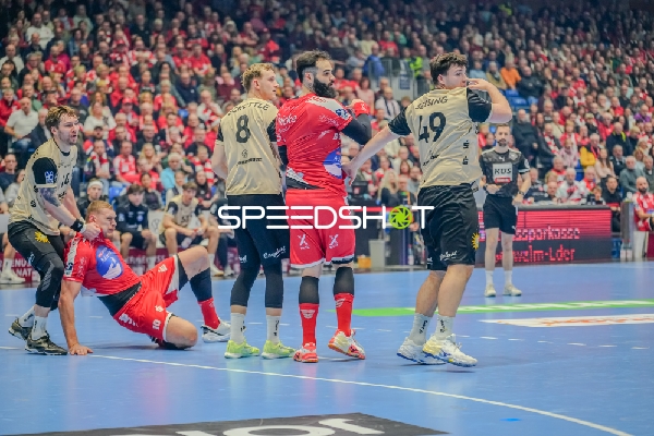 Szene mit Rubén Marchán (2; MT Melsungen), Nico Schöttle (8; Bergischer HC) und Gerdas Babarskas (14; Bergischer HC)