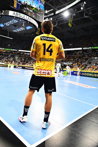 Gino Steenaerts (14; Rhein Neckar Löwen) am Spielfeldrand