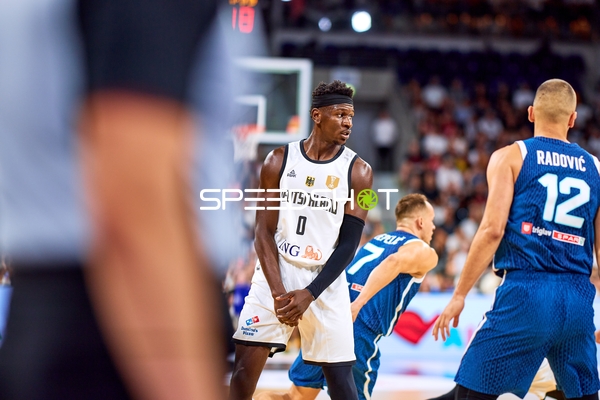 Isaac Bonga (0; Deutschland) auf dem Court