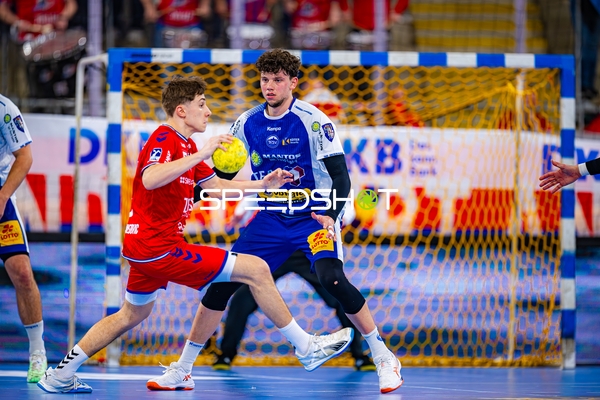 SG BBM Bietigheim mit Ball vor Marko Grgic (17, ThSV Eisenach)