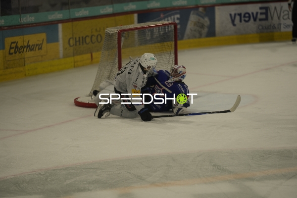 Davide Fadani (29; EHC Kloten) am Boden vor Samuel Walser (23; Fribourg-Gotteron)