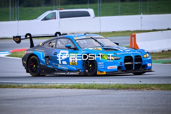 Rennfahrzeug auf der Rennstrecke