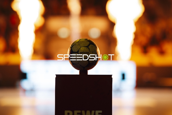 Handballball auf Podest