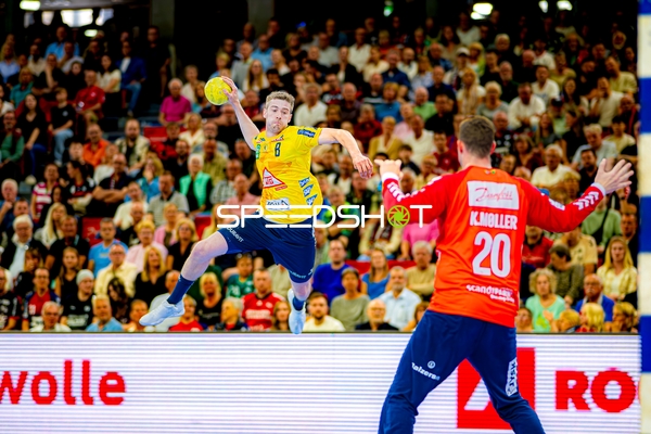 Wurf Tim Nothdurft (8;Rhein Neckar Löwen) gegen Torwart 20; SG Flensburg Handewitt