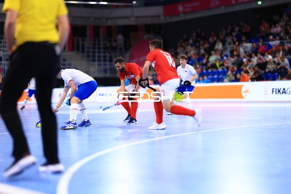 EuroHockey Indoor Championship 2026 - Zweikampf um Ball