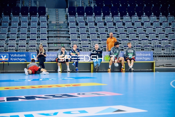 Ein Spieler der Rhein-Neckar Löwen wärmt sich auf.