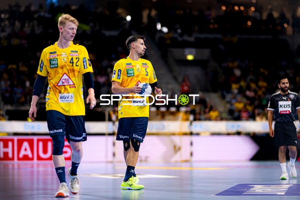 Spieler Ivan Martinović (5; Rhein Neckar Löwen) und Jon Lindenchrone Andersen (42; Rhein Neckar Löwen) in Aktion