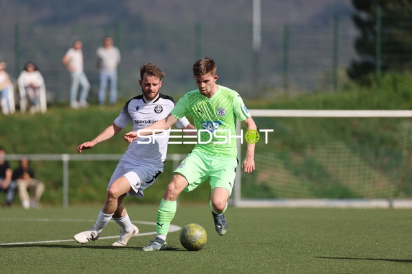 Spieler von FC-Astoria Walldorf II sprintet mit dem Ball